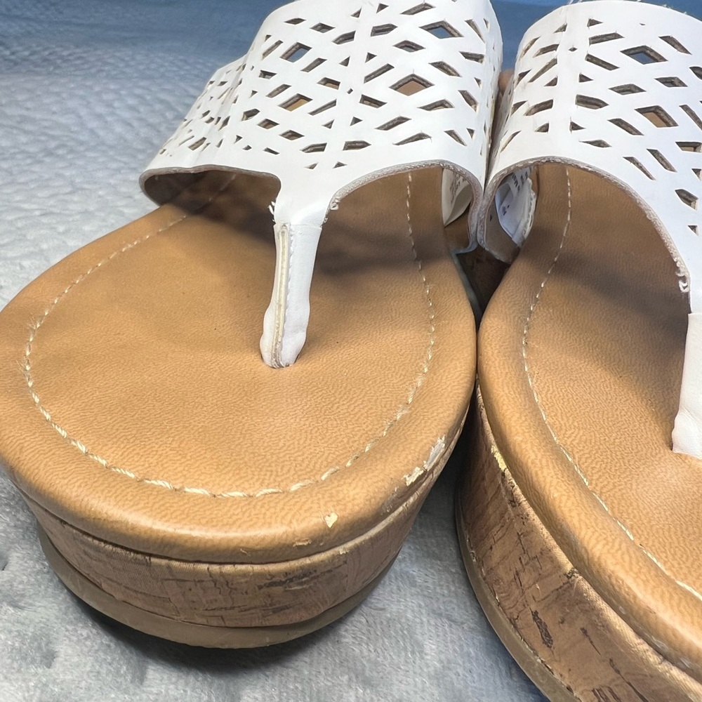 American Eagle Womens White Wedge Sandals Shoes Flip Flops Size 9.5 - Picture 6 of 12